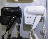 سشوار حمام پریز دار ۱۳۰۰ وات برند هایشین (Hyshin )